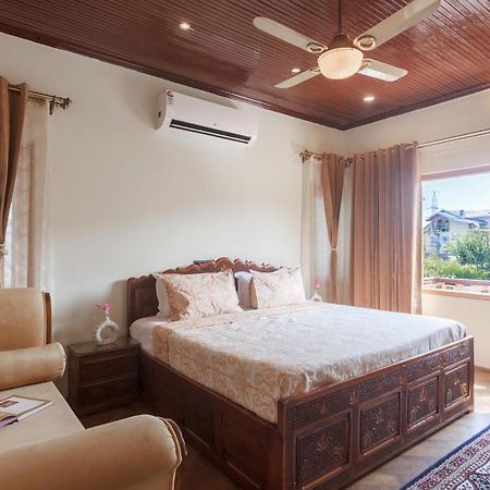 Stayvista At Pinewood Villa - Pet Friendly Villa With Lawn & Pool Table Srinagar  Exterior photo