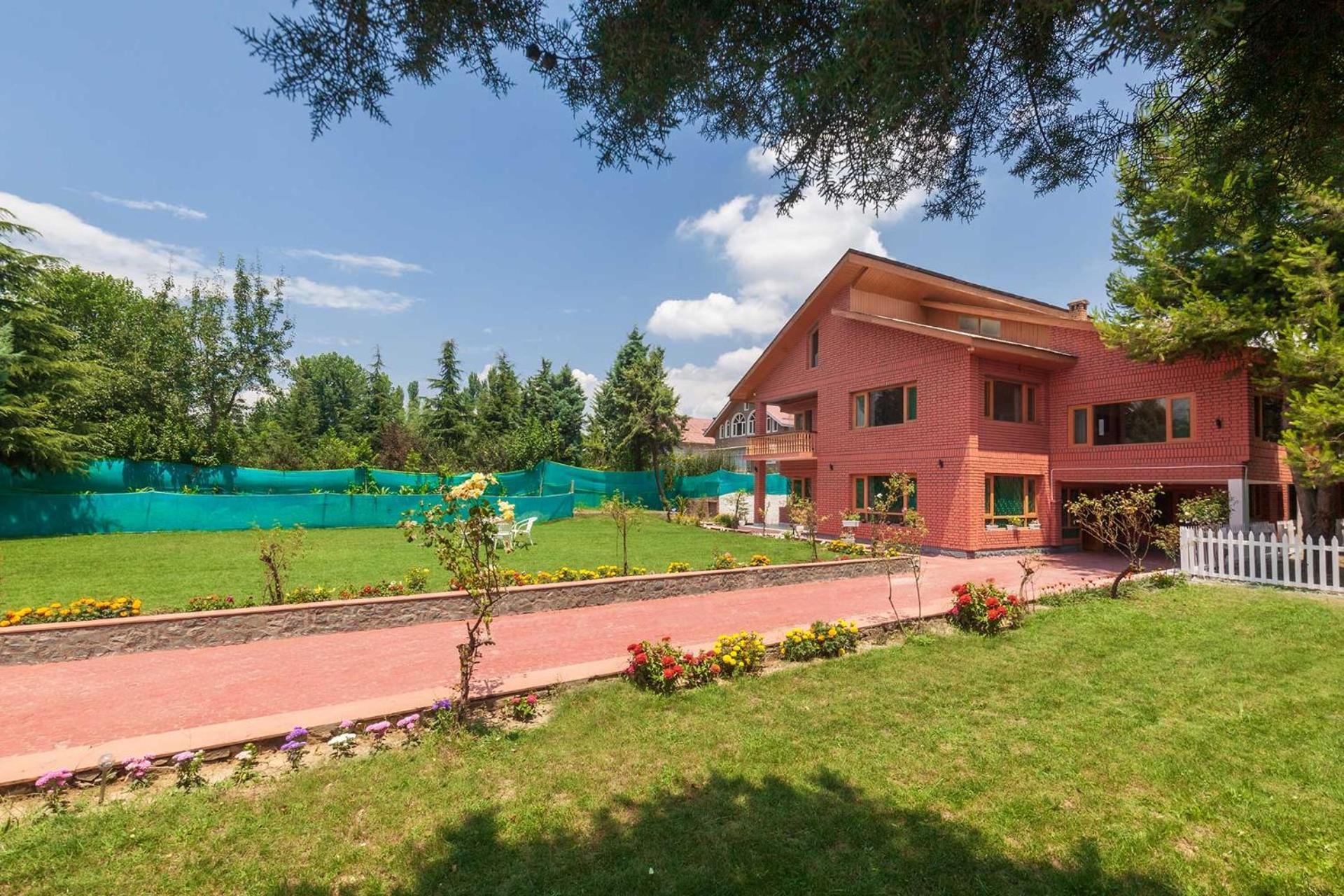 Stayvista At Pinewood Villa - Pet Friendly Villa With Lawn & Pool Table Srinagar  Exterior photo