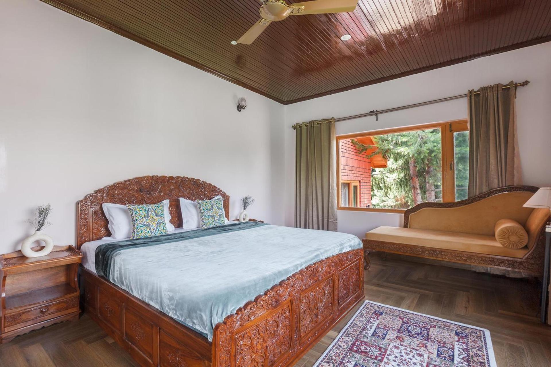 Stayvista At Pinewood Villa - Pet Friendly Villa With Lawn & Pool Table Srinagar  Exterior photo