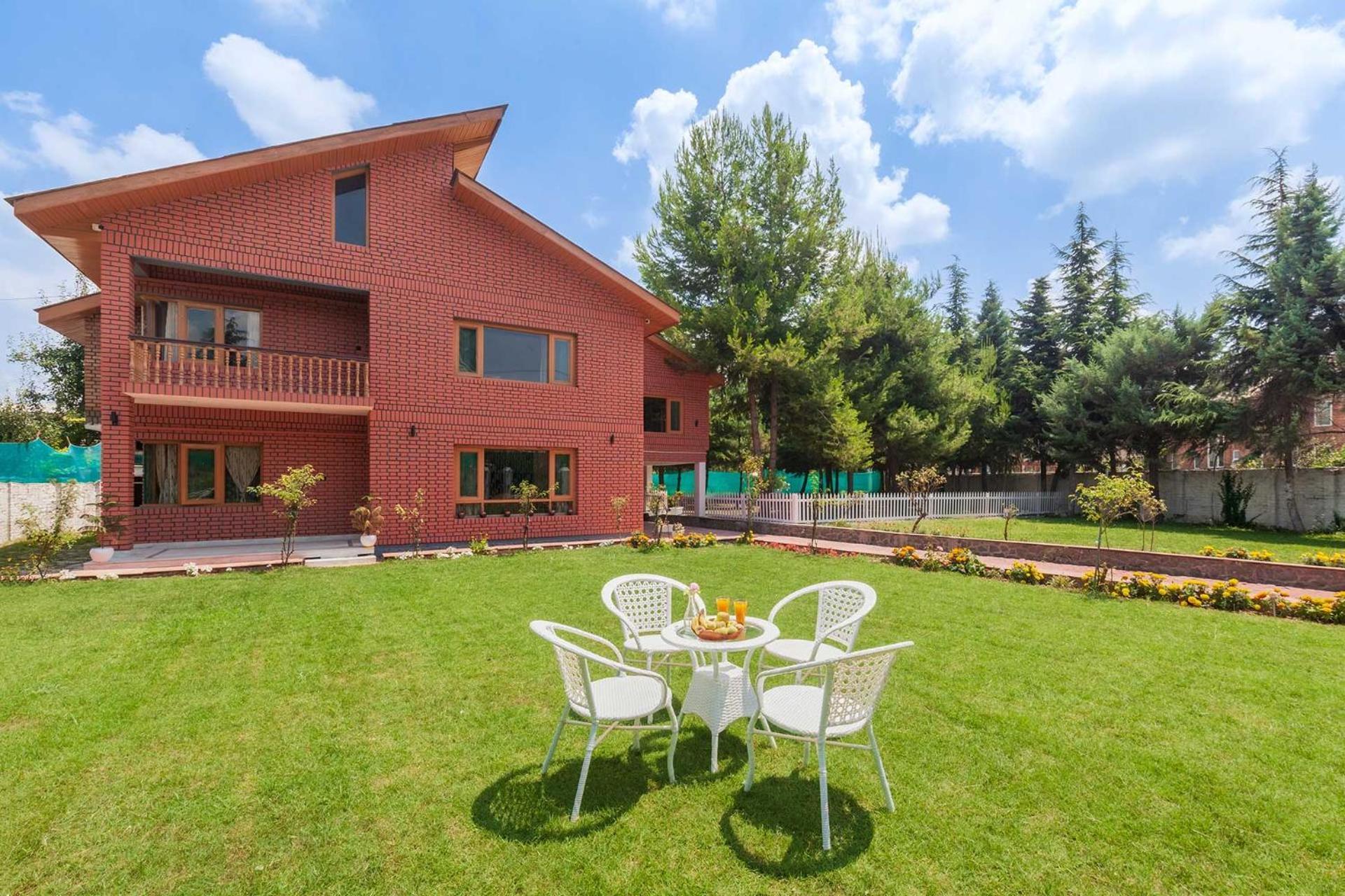 Stayvista At Pinewood Villa - Pet Friendly Villa With Lawn & Pool Table Srinagar  Exterior photo