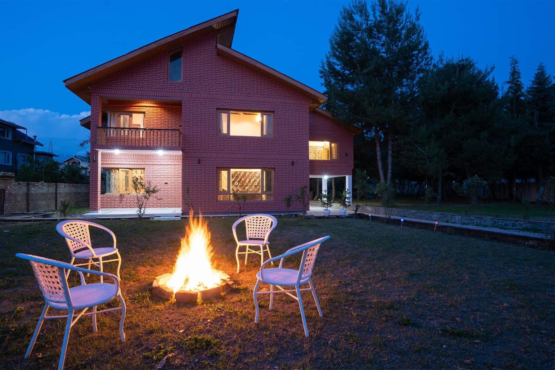 Stayvista At Pinewood Villa - Pet Friendly Villa With Lawn & Pool Table Srinagar  Exterior photo