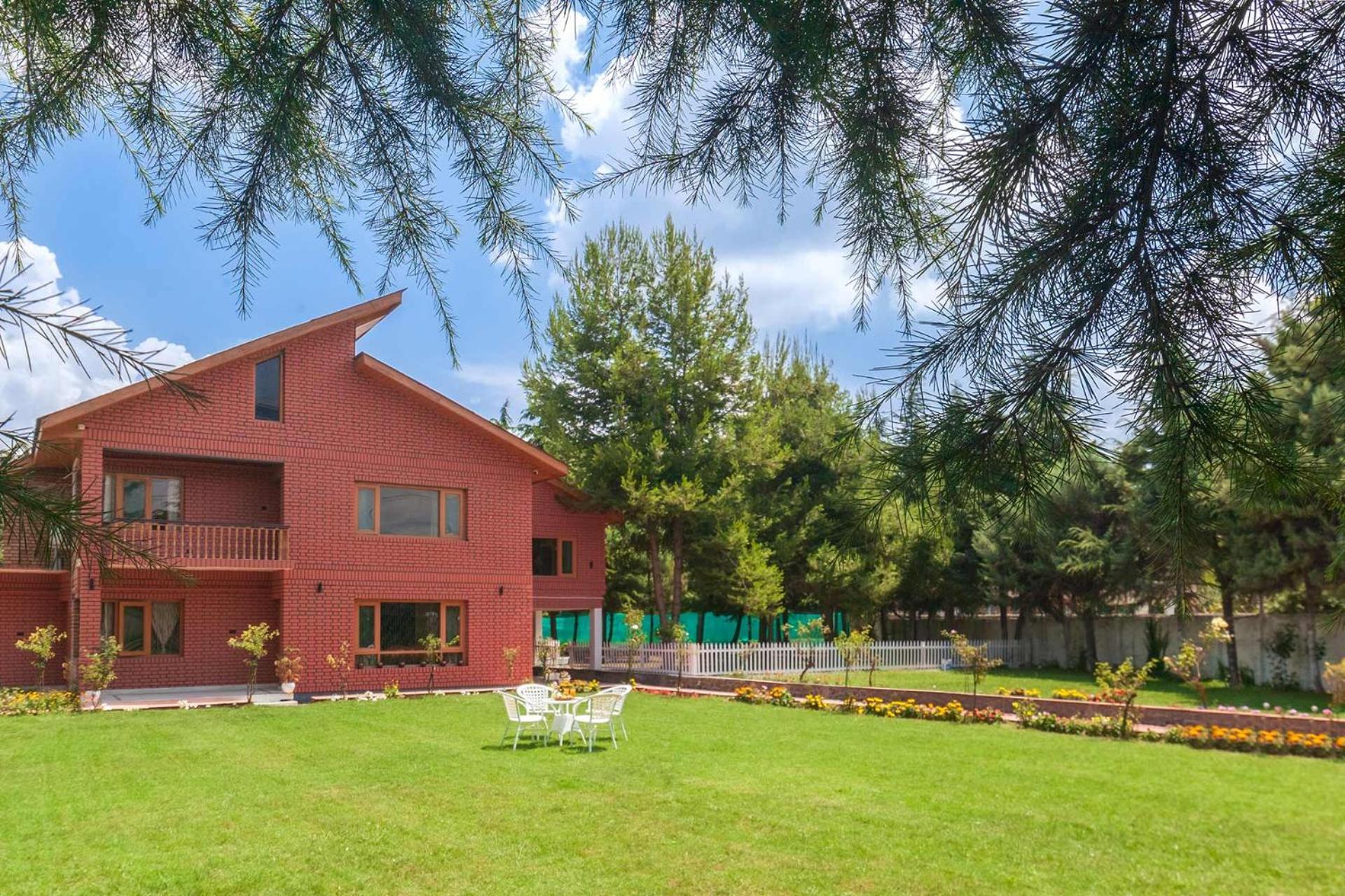 Stayvista At Pinewood Villa - Pet Friendly Villa With Lawn & Pool Table Srinagar  Exterior photo