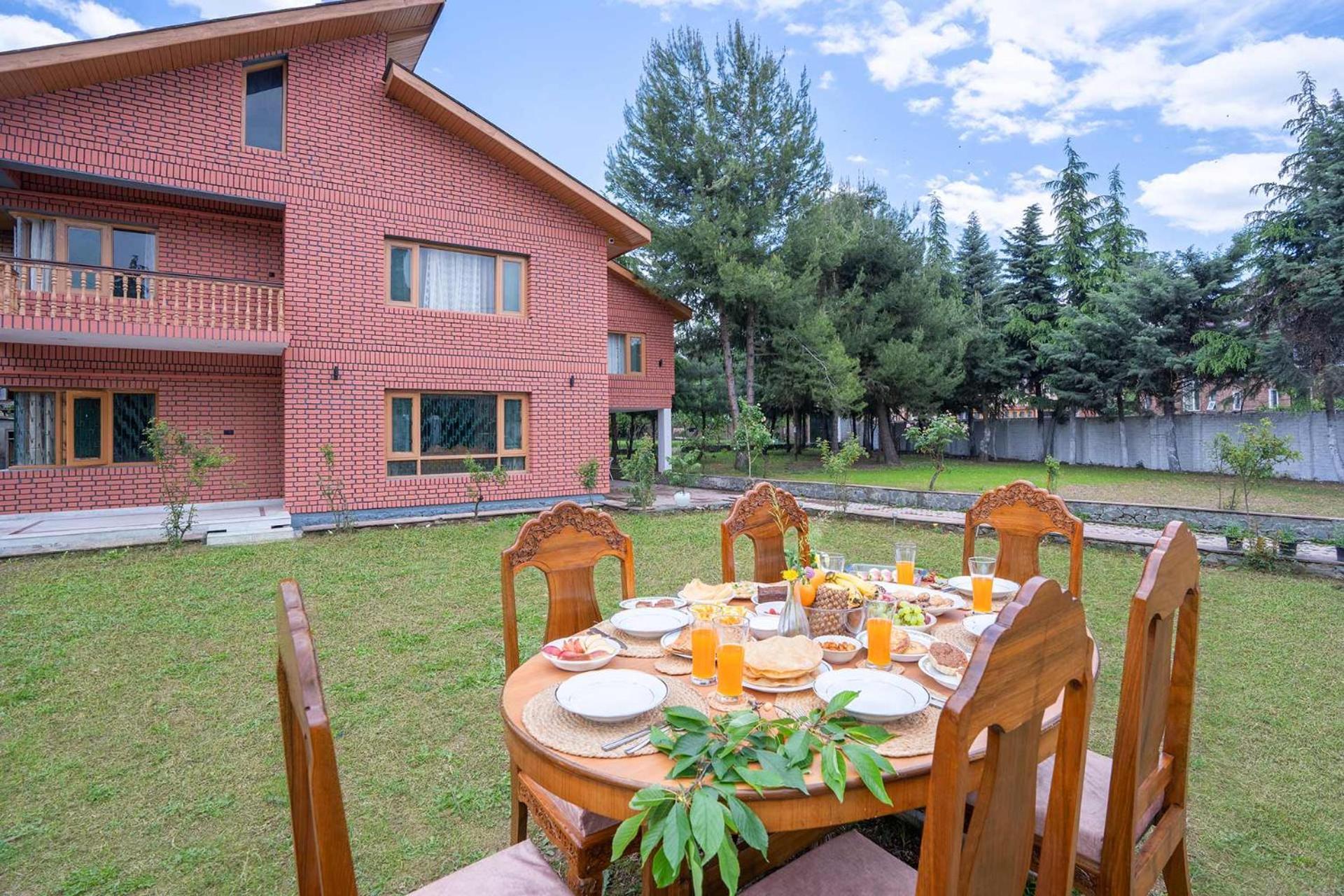 Stayvista At Pinewood Villa - Pet Friendly Villa With Lawn & Pool Table Srinagar  Exterior photo